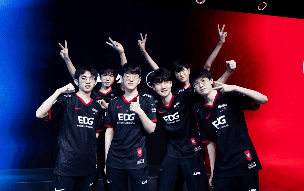 开云体育APP下载-EDG翻盘GEN，Jankos线上压制力十足宿敌对决小组赛，锁定晋级资格